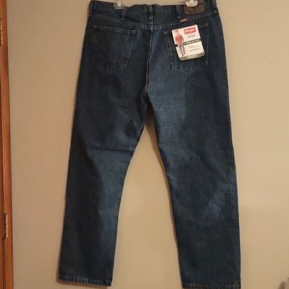 New Wrangler Men's 40x30 regular‎ fit 100% cotton medium wash jeans - Picture 2 of 5